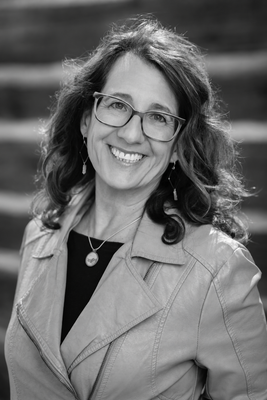 Portrait of Dina Sanchez, Broker / Partner